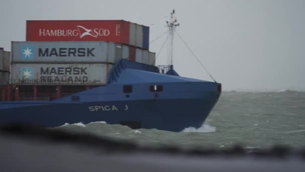Een Stilstaand Beeldmateriaal Van Een Snel Containerschip Dat Zee Oversteekt — Stockvideo
