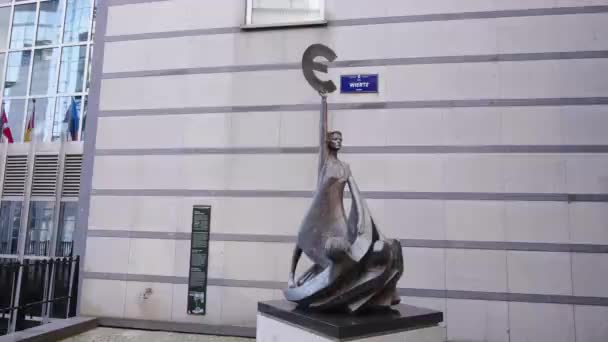 Europe Statue Female Holding Euro Symbol Next European Parliament Presents — Videoclip de stoc