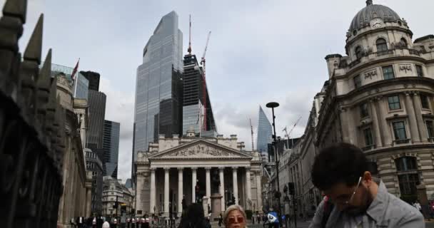 Εξετάζοντας Την Τράπεζα Και Bishopsgate Λονδίνο Ηνωμένο Βασίλειο — Αρχείο Βίντεο