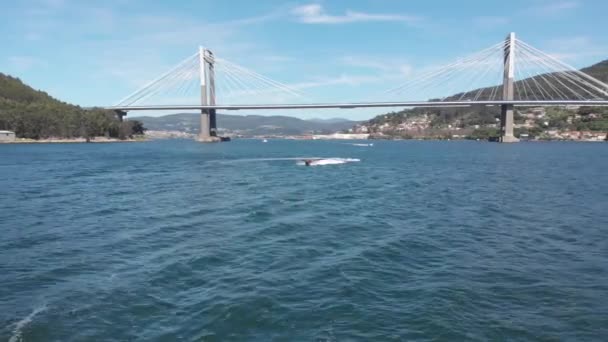 Vodní Skútr Prochází Kolem Puente Rande Rande Bridge Nachází Městě — Stock video