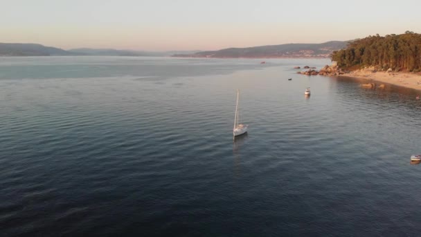 Stunning Aerial Orbiting Camera Bueu Beach Galicia Spain Warm Spanish — Vídeo de Stock