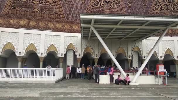 Muslims Walk Courtyard Great Mosque West Sumatra Returning Friday Prayers — Wideo stockowe