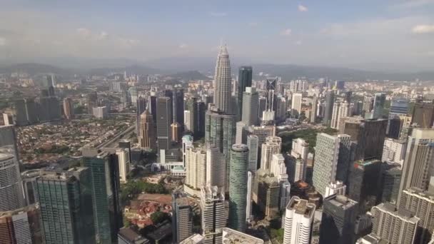 Panning Shot Kuala Lumpur Petronas Towers Sky — Vídeo de stock