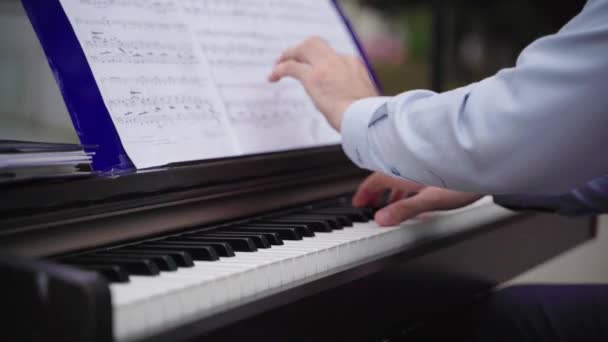 Close Pianist Hands Professionally Play Piano Outdoor — Vídeo de Stock
