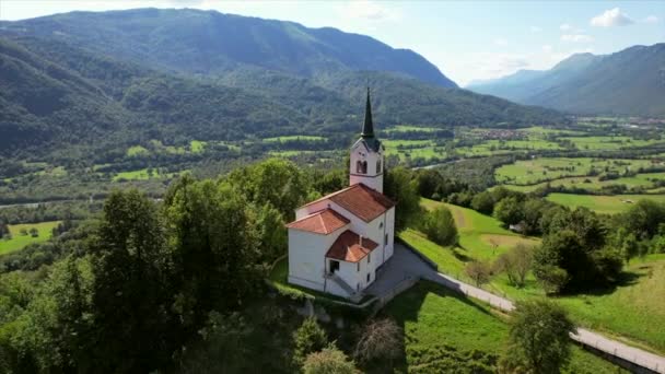 Random Beautiful Church Filmed Countryside Slovenia Background Stunning Mountain Range — Stok video