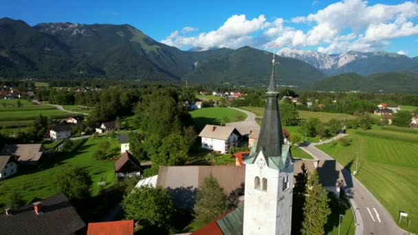 Random Beautiful Village Filmed Countryside Slovenia Background Stunning Mountain Range — Vídeos de Stock