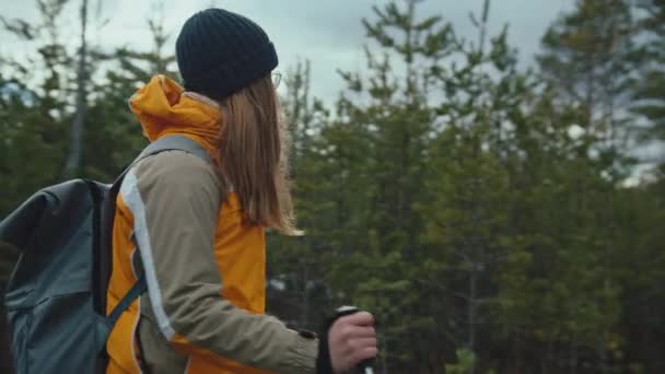Caucasian Female Hiker Walks Shot Forest Path — Vídeo de Stock
