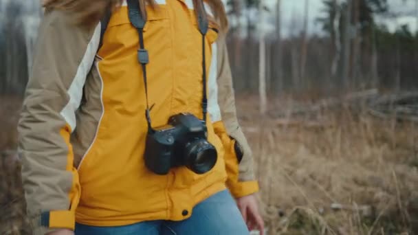 Woman Stops Forest Take Photos Dslr Camera — стоковое видео