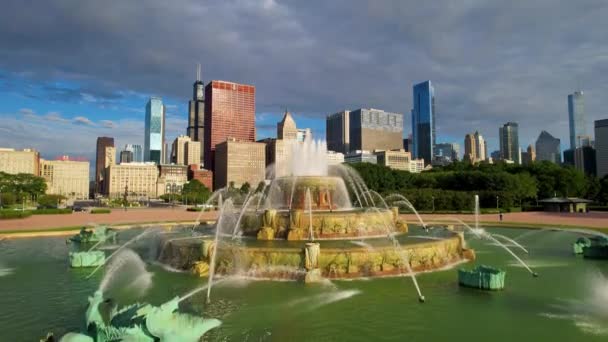Chicago Downtown Skyline Buckingham Fountain Cloudy Morning Sky — стоковое видео