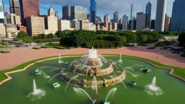 Famous Buckingham Fountain Chicago Downtown Skyline Tilt Drone — 图库视频影像