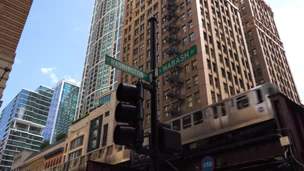 Chicago Passing Highrise Buildings Washington Wabash Street Sign — Vídeos de Stock