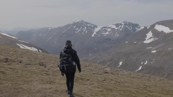 Shot Woman Walking Scotland Mountain Landscape — Vídeos de Stock