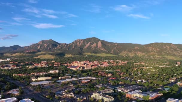 Morning Drone Footage Flying Boulder Colorado Flies Buildings Focus Mountains — Stock video