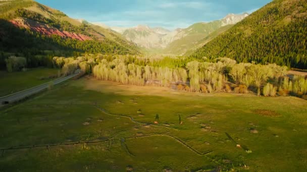 Aerial Drone Footage Flying Beautiful Lush Green Rocky Mountain Alpine — 비디오