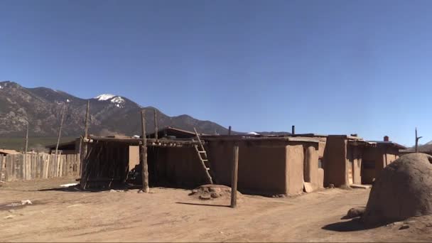 Taos Pueblo Indian Territory Native American Land Reservation Homes Huts — Vídeos de Stock