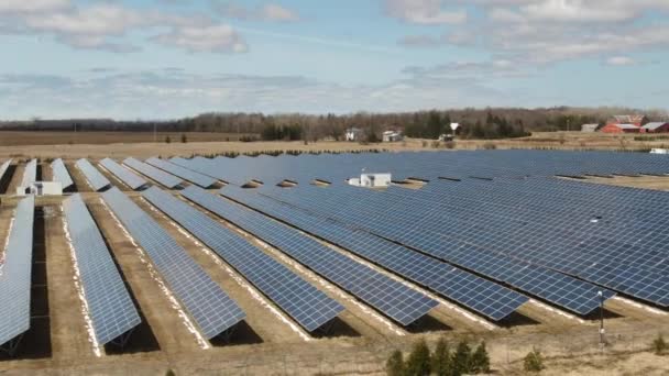 Гигантская Солнечная Ферма Снятая Воздуха Солнечные Батареи Работе Солнечный День — стоковое видео