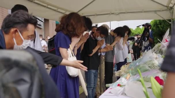 People Pay Respect Put Flowers Memorial Shinzo Abe — Stock Video