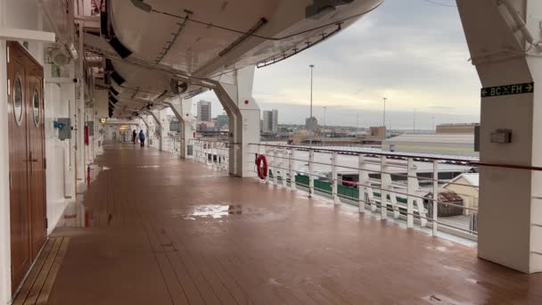 Люди Які Йшли Прохідній Палубі Круїзного Корабля Пришвартованого Порту Порт — стокове відео