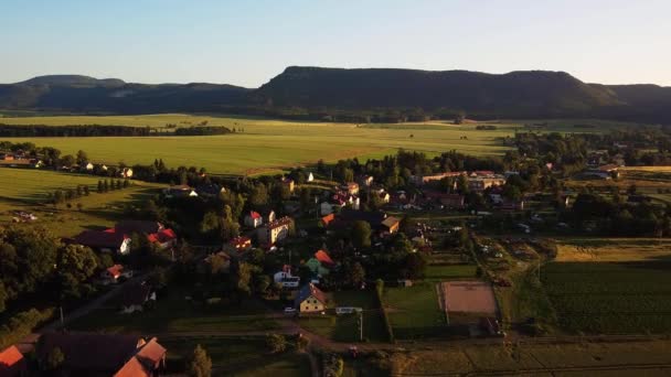 Старе Європейське Село Біля Підніжжя Гір Повітря — стокове відео