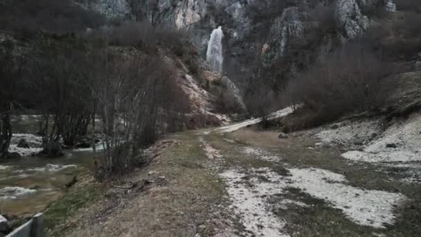 Drone Flying Fast Path Skakavic Waterfall Albania — Vídeos de Stock
