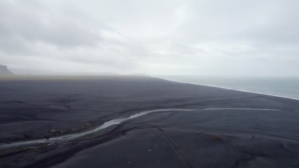 Aerial View Black Sand Beach Iceland Cloudy Day — Vídeo de Stock