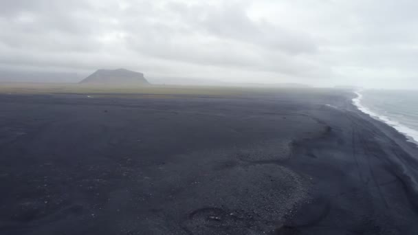 Flight Iceland Dramatic Landscape Black Beach Waves Rolling Cloudy Day — 图库视频影像