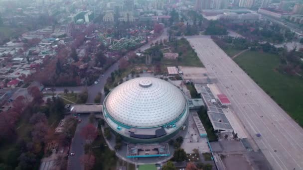 Aerial Orbit Higgins Park Music Venue Dome Building Amusement Park — Vídeos de Stock