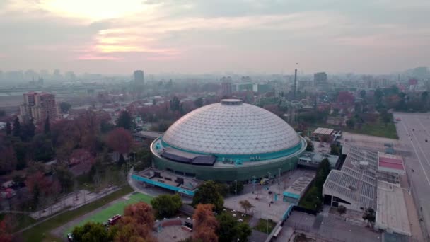 Aerial Orbit Ellipse Dome Music Venue Higgins Park Smog Filled — Vídeo de Stock