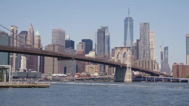Manhattan Financial District One World Trade Center Brooklyn Bridge Sunny — стоковое видео