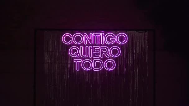 Pink Neon Glowing Light Wall Words Contigo Quiero Todo — Stockvideo