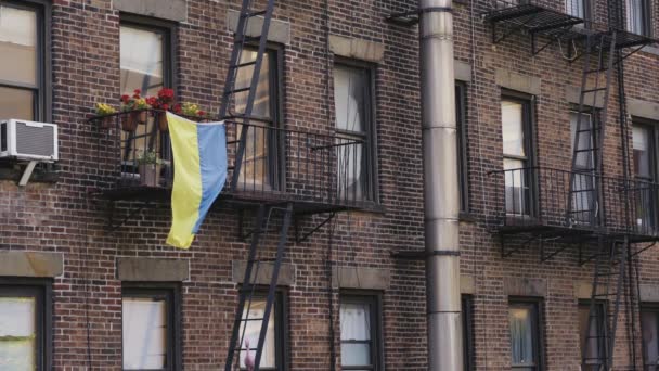 Український Прапор Махає Вітрі Солідарність Будинку Манхеттені Статичний Постріл — стокове відео
