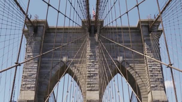 Brooklyn Bridge American Flag Top Sunny Day Blue Skies Tilt — Video