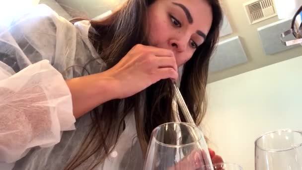Spaanse Vrouw Mengen Testen Van Zelfgemaakte Wijn Een Blendinglab — Stockvideo