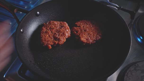 Placing Ground Turkey Patties Hot Non Stick Skillet Cooking High — Stockvideo