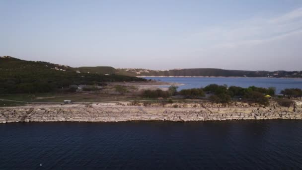 Drone Approaching Cliffs Sunset Lake Travis Austin Windy Point Park — Stock videók