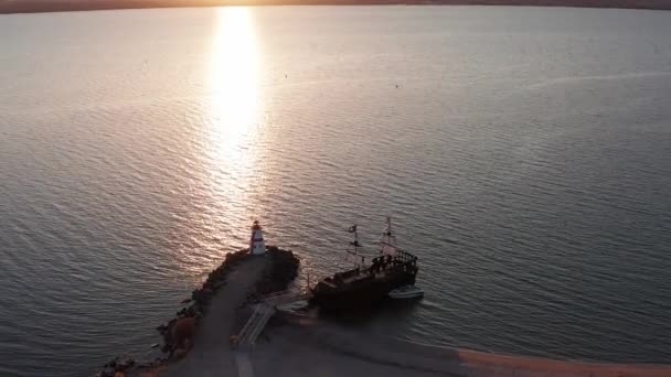 Descending Aerial Close Shot Pirate Ship Docked Shore Lake Havasu — Vídeo de Stock