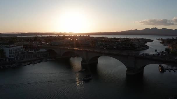 Descending Close Aerial Shot Historic London Bridge Lake Havasu City — Video