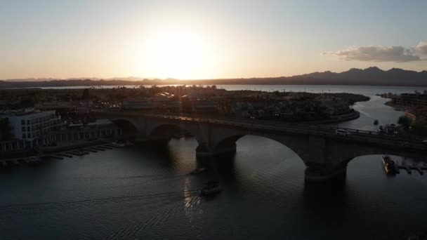 Descending Close Aerial Shot Historic London Bridge Lake Havasu City — 图库视频影像