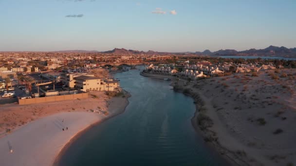 Super Wide Rising Aerial Shot Lake Havasu City Arizona Sunset — Video Stock