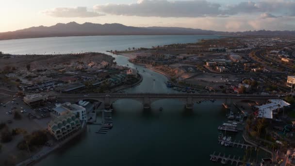 Aerial Shot Flying Historic London Bridge Lake Havasu City Arizona — Vídeo de Stock