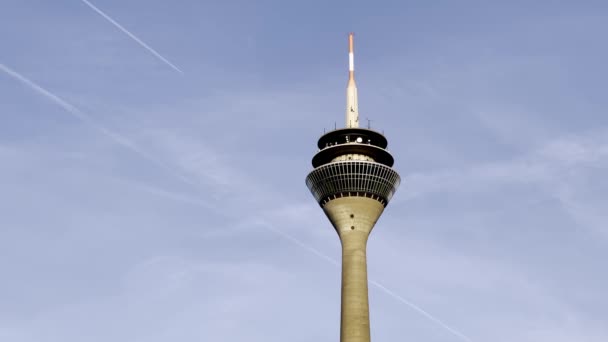 Dosseldorf Germany Tower Dosseldorf Plane Crossing Sky City Center Dosseldorf — ストック動画