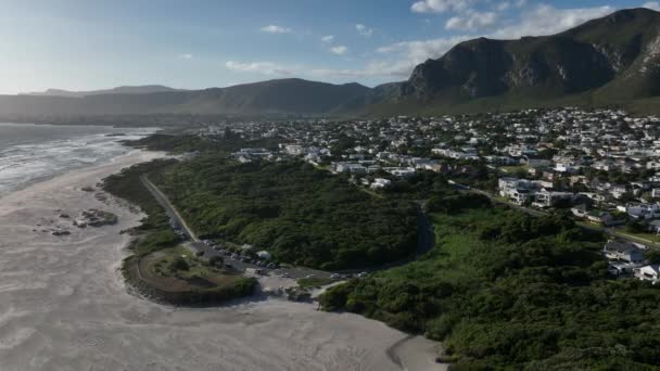 Dynamic Descending Aerial Footage Famous Kitesurfing Spot Hermanus Looking West — Αρχείο Βίντεο