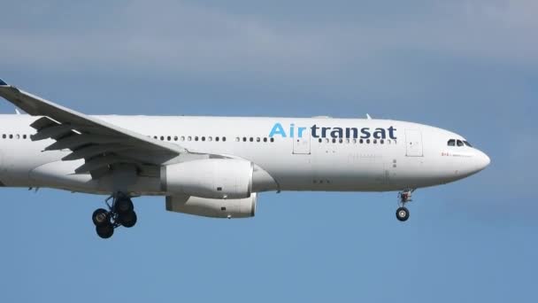 Canadian Airline Air Transat Flight Approaching Land Toronto Pearson International — Wideo stockowe