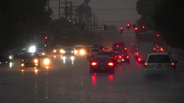 Traffic Flooding Streets Lightning Storm Usa Zoom Out — стоковое видео