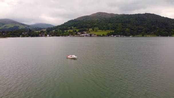 Aerial Shot Single Boat Lake Windermere — Video