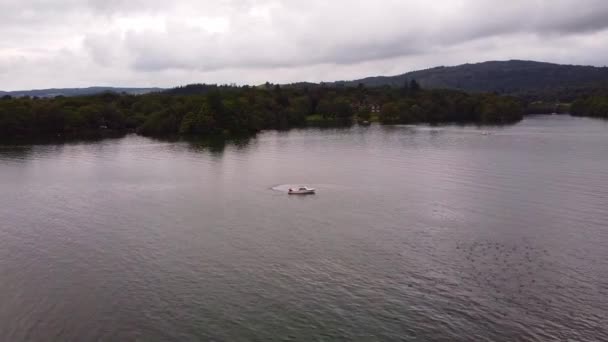 Aerial Shot Passing Motorboat Lake Windermere Lake District — Stockvideo