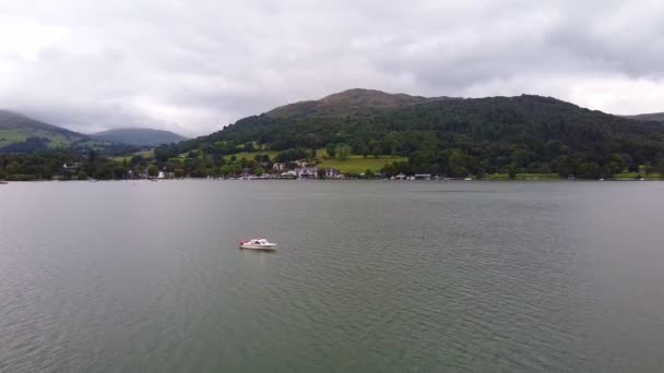 Aerial Shot Single Boat Lake Windermere — Stockvideo