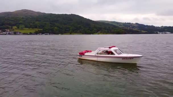 Close Aerial Shot Motorboat Floating Lake Windermere — Video