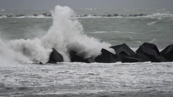 Stationary Footage Huge Waves Splashes Water Due Extremely Bad Weather — Stock videók