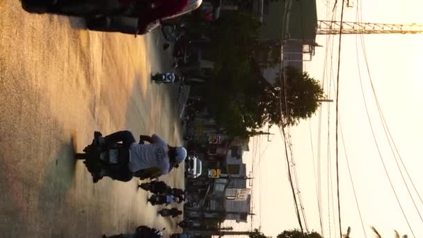 Mild Traffic Streets Phan Thiet Vietnam Cars Motorbikes Rare Pedestrians — стоковое видео